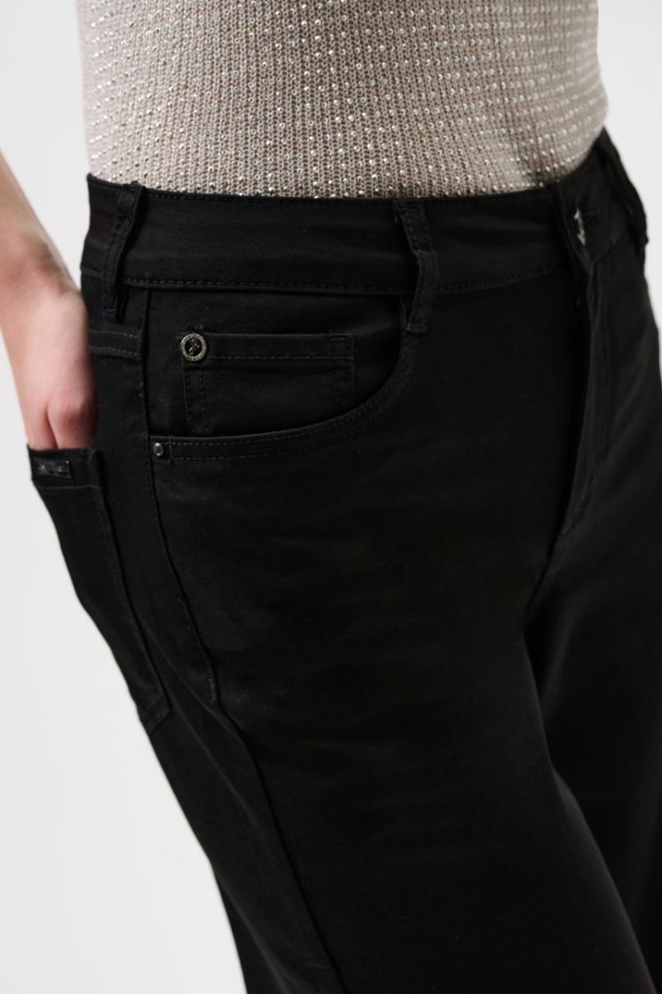  11 BLACK